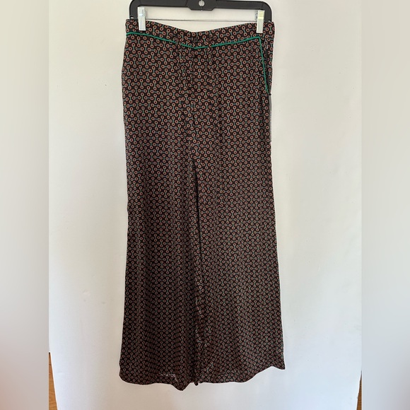 Alice & Trixie silk charmeuse piped drawstring lounge pants in horsebit print. - Picture 3 of 9